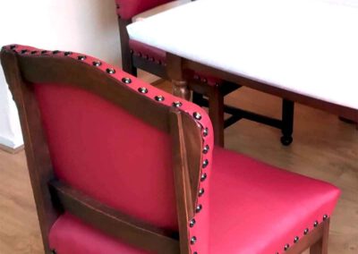 rode ouderwetse stoelenset bekleed met leer door Anita Pareldesign